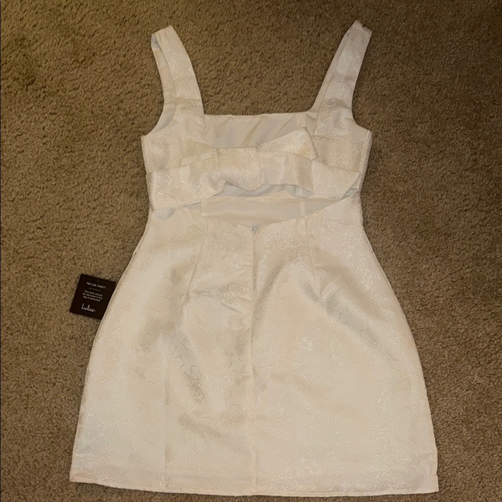 Elegant White Floral Mini Dress - Picture 3 of 8
